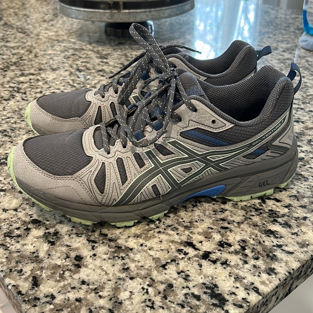 ASICS women’s size 9.5 gel venture 7
